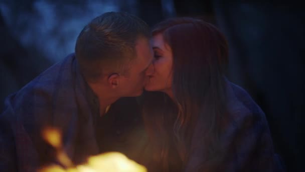 カップルがキャンプファイヤーでキス — ストック動画