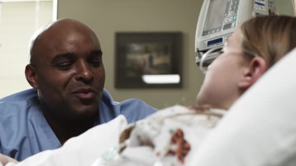 Doctor entertaining patient in hospital — Stock Video