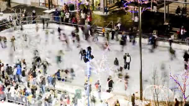 Personas en pista de patinaje sobre hielo al aire libre — Vídeos de Stock