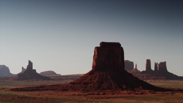 Klippformationer i Monument Valley — Stockvideo