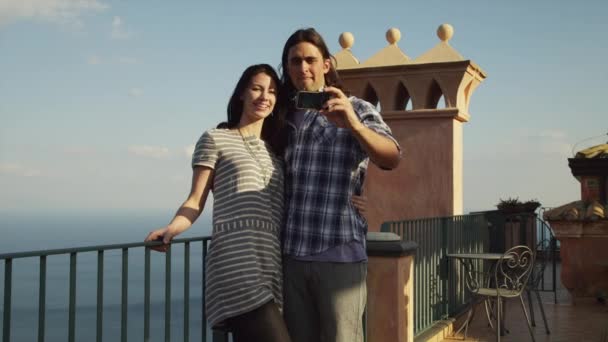 Casal tomando auto retrato com telefone celular — Vídeo de Stock