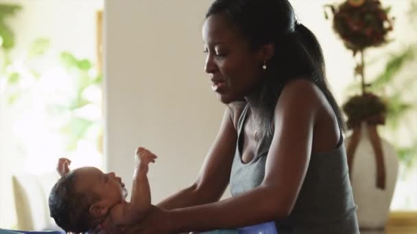 Mujer lavando bebé niño — Vídeos de Stock