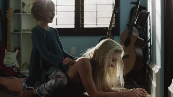 Дівчина масажує сестри-підлітки назад — стокове відео