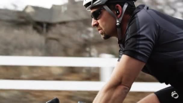 Ciclismo del hombre en el campo — Vídeo de stock