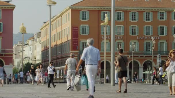 Persone che camminano attraverso Place Messena — Video Stock