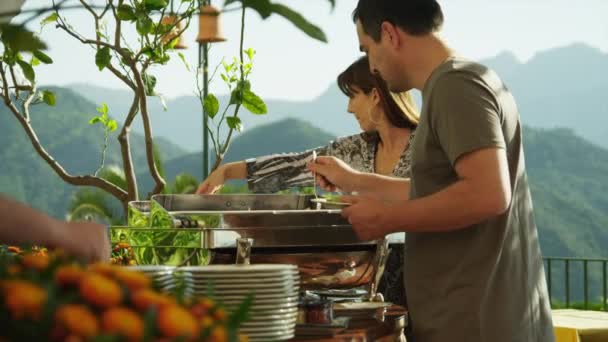 Pareja sirviendo comida en platos — Vídeo de stock