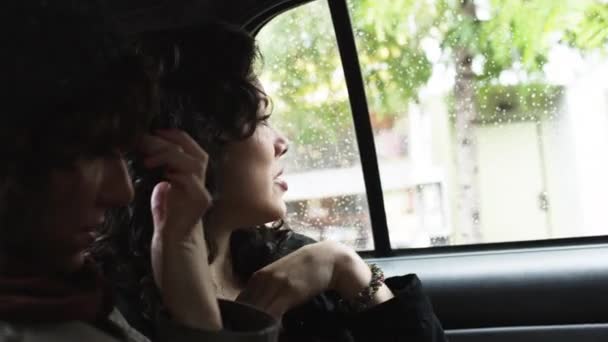 Les femmes regardent par la fenêtre dans la voiture — Video