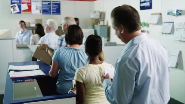 Gente esperando en fila en la oficina de correos — Vídeo de stock