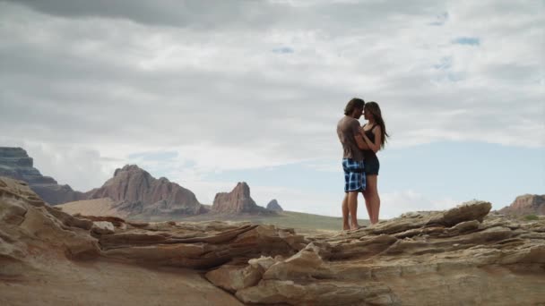 Casal abraçando perto do Lago Powell — Vídeo de Stock