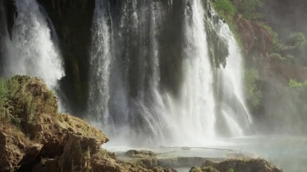 Waterval in rotsachtige landschap — Stockvideo