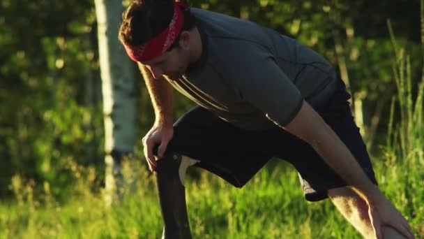 Man med konstgjorda lem stretching på lantlig väg — Stockvideo