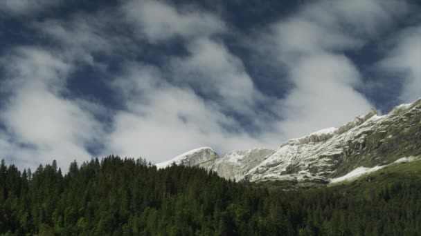 Облака над швейцарскими Альпами — стоковое видео