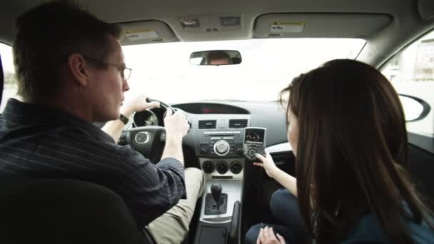 Père et fille utilisant le GPS dans la voiture — Video