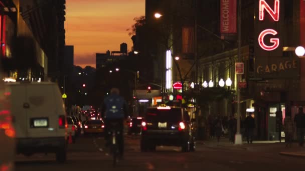 Street scene at dusk in New York — Stock Video