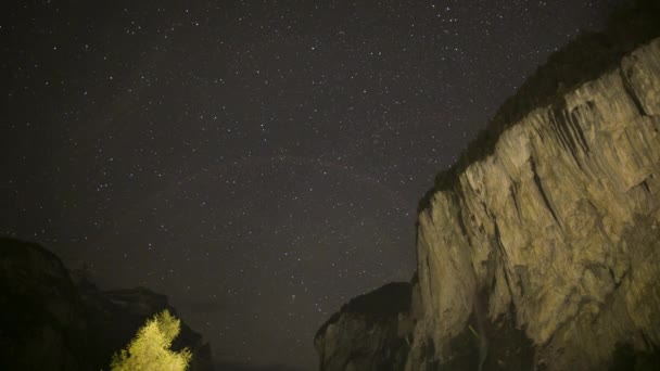 Estrellas moviéndose a través del cielo nocturno — Vídeos de Stock