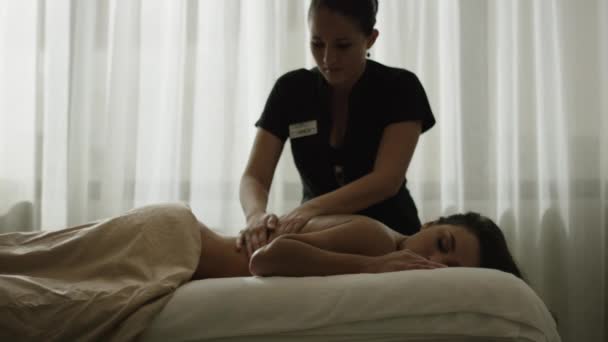 Vrouw met massage — Stockvideo