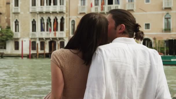 Νεαρό ζευγάρι φιλιά από το κανάλι — Αρχείο Βίντεο