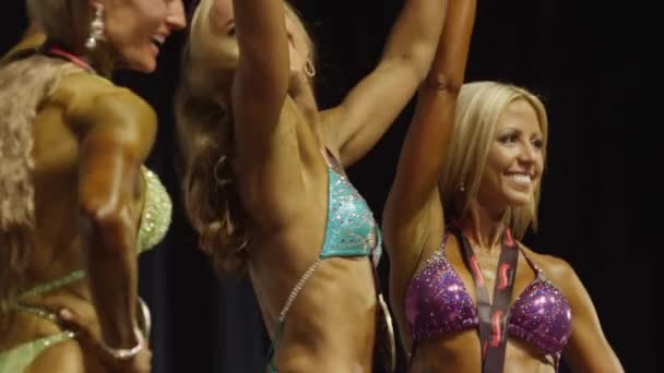 Winnende bodybuilders die zich voordeed op het podium in concurrentie — Stockvideo