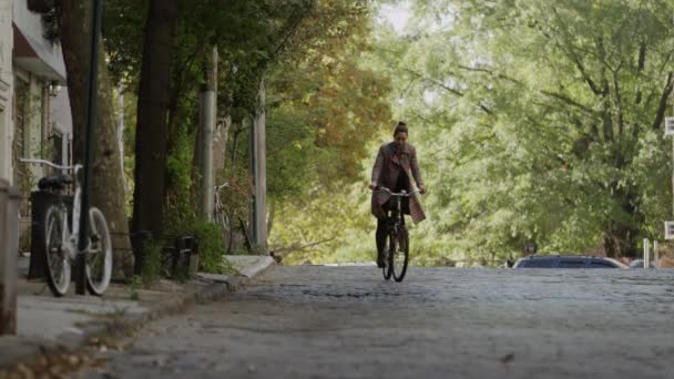 Donna in bicicletta su strada urbana — Video Stock