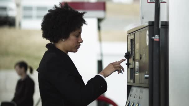 Žena platí u čerpací stanice — Stock video