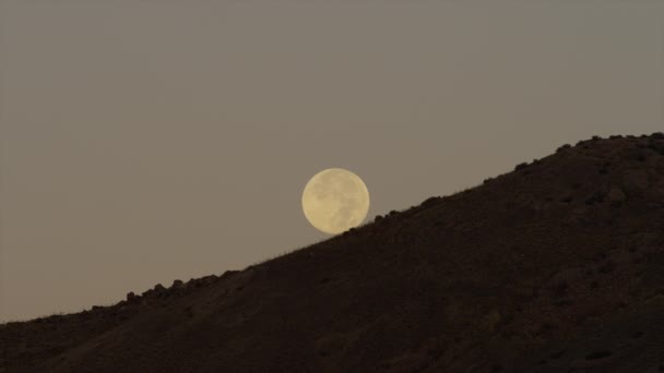 Mond geht hinter Hügel unter — Stockvideo