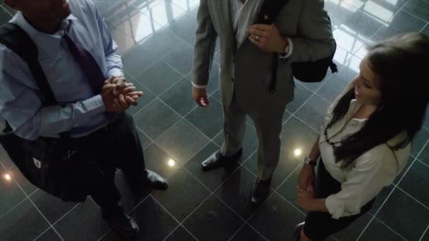 Zakenmensen schudden handen in het kantoor — Stockvideo
