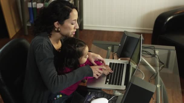 Anne ile kızı dizüstü evde kullanma — Stok video