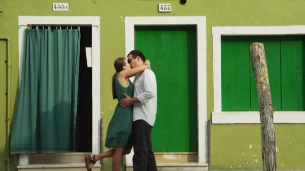 Couple embrasser et marcher le long du canal — Video