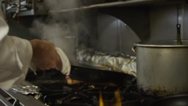 Chef cozinhar no fogão — Vídeo de Stock