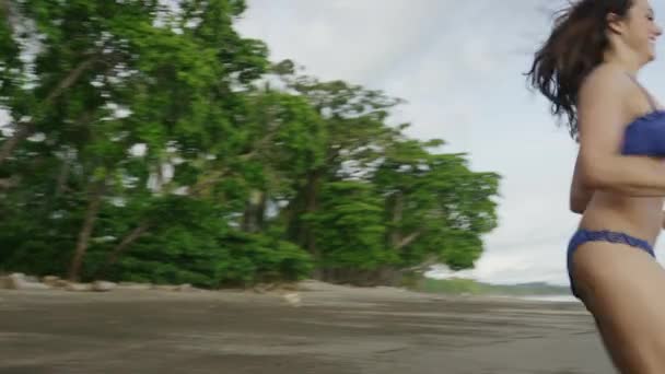 Couple courant à l'océan sur la plage — Video