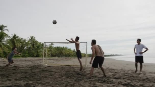 Équipe de football jouant sur la plage — Video