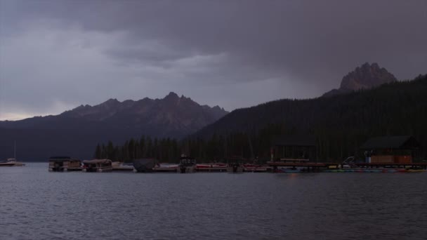 Barcos amarrados en el lago — Vídeos de Stock