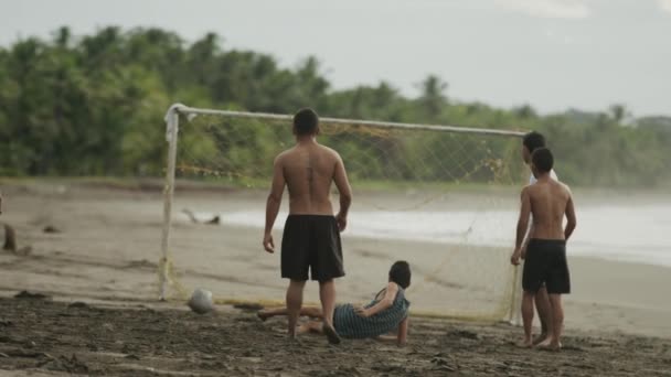 사람들이 해변에서 축구를 연주 — 비디오
