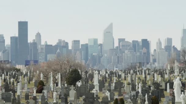 背景のスカイラインと墓地 — ストック動画