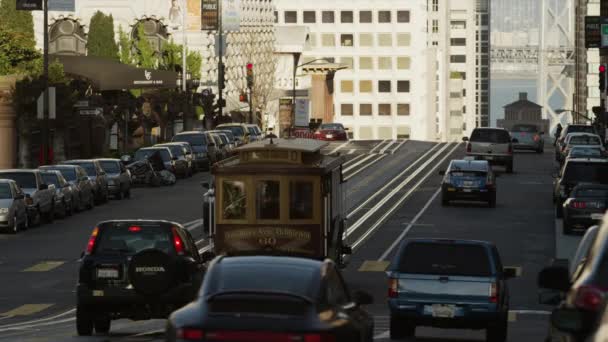 Güneşli bir gün şehir trafiğinde — Stok video