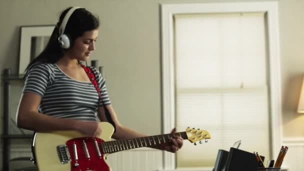 Chica adolescente tocando la guitarra eléctrica — Vídeos de Stock