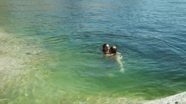 Пара купающихся в озере Пауэлл — стоковое видео