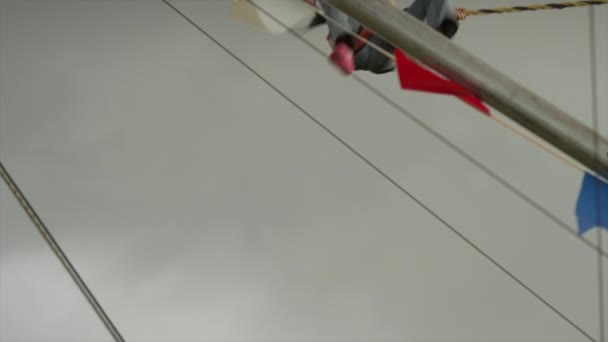 Dívka na bungee trampolíně v zábavním parku — Stock video
