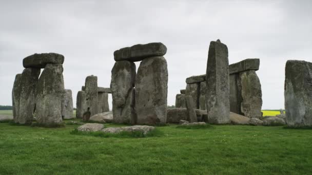 Stonehenge monument in Wiltshire — Stockvideo