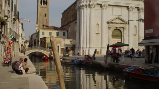 Pessoas ao longo do canal veneziano — Vídeo de Stock