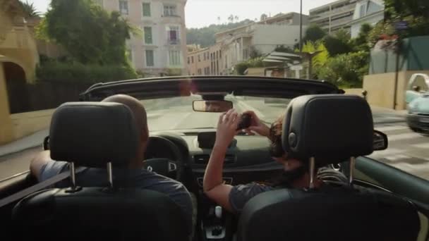 Люди снимают видео в движущемся автомобиле — стоковое видео