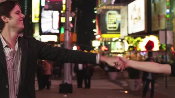 Koppel dansen in Times Square in de nacht — Stockvideo