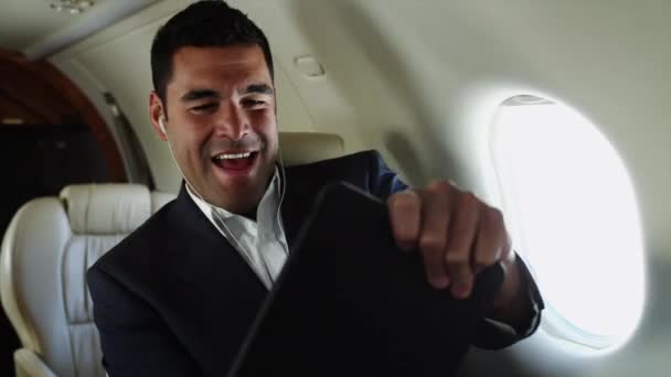 デジタル タブレットの飛行機で遊んで実業家 — ストック動画