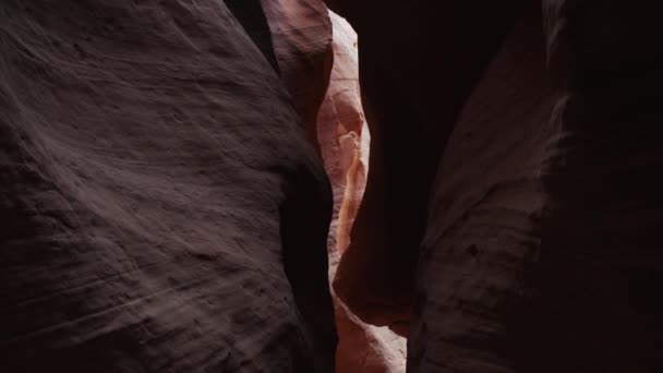 Cañón con rocas rojas — Vídeos de Stock