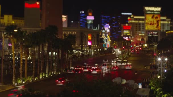 Carros dirigindo perto de casinos e hotéis — Vídeo de Stock