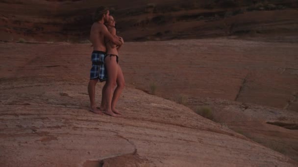 Pareja abrazándose en la roca cerca del lago Powel — Vídeos de Stock