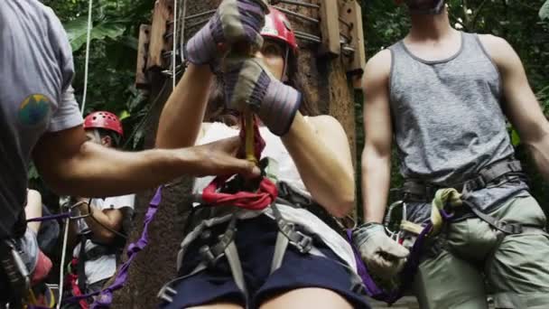 Woman ziplining in rainforest — Stock Video