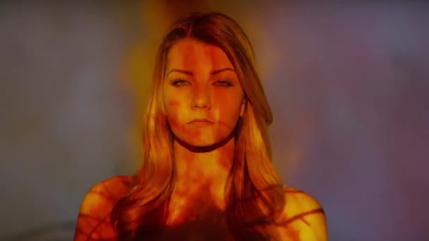 Projections de feu sur le visage féminin — Video