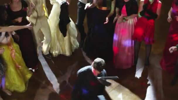 Student breakdancing op prom — Stockvideo