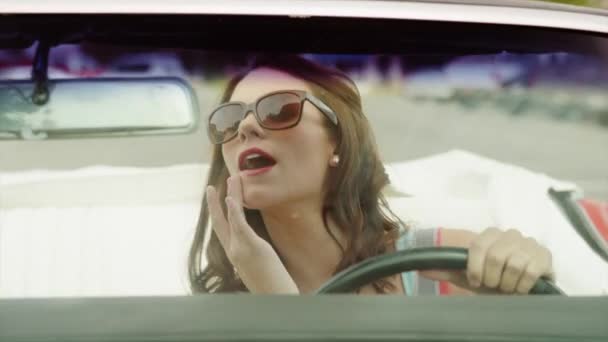 Όμορφη γυναίκα οδήγηση μετατρέψιμο αυτοκίνητο — Αρχείο Βίντεο